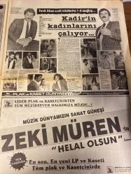 ŞEY HAFTALIK MAGAZİN GAZETESİ DOĞUM GÜNÜ HEDİYESİ  ( Turkish Newspaper ) - 21 MART 1987 -TAM TAKIM 12 SAYFADIR -Kadir İnanır-Tarık Akan-Mireille Mathieu-Seyyal Taner-Deniz Erkanat-Harika Avcı-Yonca Yücel-Nazan Şoray-Sadet Bostan-Erol Atar-Muazzez Abacı-Mesut Yılmaz-Ajda Pekkan-Emrah-Perran Kutman-Şevkat Alparslan-Serpil Çakmaklı-Ahu Tuğba-Tarık Alpözlü-Ünal Nargın-Ferahnaz-Azra Balım-Ferhunde Karaca-Bedia Akartürk-Arif Susam-Ferdi Tayfur-Reyhan Can-Sakıp Sabancı-Recep Aytekin-Ersan Tuyan-Müjde Ar-Emel Erdal-Gülistan Guzey-Bundan Yıldız Pırlanta Üretim-Ayşe Cesoy-Yadigar Ergezer-Kadir İnanır-Tarık Akan-Nebahat Atar-Müjde Ar-Hülya Avşar-Melike Zobu-Ayşe Kucuroğlu-Zeki Müren-Kar Çılgınları-Eurovision Yolcusuna Kar Dopingi-Süper Babaanne Karı Eritemedi-Kar Üstünde İşler Karışık-5 Derecede İş Buldu-“Metres” Sosyete Güzelini Yendi-Bir Türkçe Kelime Öğrenmeyi İstemezdi-Bizim Sanatçılar Gibi Parayı Çok Seviyor Aynı Zamanda Süper Cimri-Aşırı Milliyetçi ve Dindar-Ooo Bu Ne Büyük Jest-Kadınların