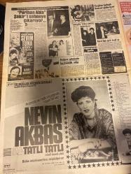 ŞEY HAFTALIK MAGAZİN GAZETESİ DOĞUM GÜNÜ HEDİYESİ  ( Turkish Newspaper ) - 17 EKİM 1987 -TAM TAKIM 12 SAYFADIR -Nigar Uluer-Hüseyin Akın Karos-Kenan Kalav-Selen Büke-Kenan Evren-Fatma Girik-Yasemin Evcim-Nazan Şoray-Turan Çevik-İbrahim Tatlıses-Derya Tuna-Zeki Müren-Sevim Tuna-Ayben Erman-Ferhunde Karaca-Orhan Mandıra-Kamil Sönmez-Nevin Akbaş-Mehmet Göl-Latif Gülaçar-Türkan Şoray-Şener Şen-Ayşegül Adlıgüzel-Kadir İnanır-Tarık Akan-Cihan Ünal-Melih Özdemiroğlu-Orhan Esen-Mine Mutlu-Kadir İnanır-Dilan-Emel Sayın-Sibel Egemen-Feri Cansel-Nalan Çöl-Çakır Gözlüm-Erol Atar-İlyas Tetik-Korkut Can-Sami Çetinkaya-Çıplak Yıldız Rezaleti-Dizi Uğruna Dişliğini Öldürdü-Büyük Nankörlüğü-Koskoca Valiyi Figüran Yaptılar-Büyük Ayıp-Kenan Evren’in Evinde Kenan Kalav Film Çevirdi-Fato Taş Gibi-Çapkın Erkeklerin Çoğu Nonoş-Bu Jeyn’e Tarzan Yasak-Perihan Abla Şakir’i Sahneye Çıkarıyor-Güldüren Doğum Günü-Tavernalar Kralına Prenses Bulunamıyor-Doğum Gününde Hastanelik Oldu-Arabesk ve Halk Müziğinde Süper Bi
