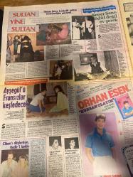 ŞEY HAFTALIK MAGAZİN GAZETESİ DOĞUM GÜNÜ HEDİYESİ  ( Turkish Newspaper ) - 17 EKİM 1987 -TAM TAKIM 12 SAYFADIR -Nigar Uluer-Hüseyin Akın Karos-Kenan Kalav-Selen Büke-Kenan Evren-Fatma Girik-Yasemin Evcim-Nazan Şoray-Turan Çevik-İbrahim Tatlıses-Derya Tuna-Zeki Müren-Sevim Tuna-Ayben Erman-Ferhunde Karaca-Orhan Mandıra-Kamil Sönmez-Nevin Akbaş-Mehmet Göl-Latif Gülaçar-Türkan Şoray-Şener Şen-Ayşegül Adlıgüzel-Kadir İnanır-Tarık Akan-Cihan Ünal-Melih Özdemiroğlu-Orhan Esen-Mine Mutlu-Kadir İnanır-Dilan-Emel Sayın-Sibel Egemen-Feri Cansel-Nalan Çöl-Çakır Gözlüm-Erol Atar-İlyas Tetik-Korkut Can-Sami Çetinkaya-Çıplak Yıldız Rezaleti-Dizi Uğruna Dişliğini Öldürdü-Büyük Nankörlüğü-Koskoca Valiyi Figüran Yaptılar-Büyük Ayıp-Kenan Evren’in Evinde Kenan Kalav Film Çevirdi-Fato Taş Gibi-Çapkın Erkeklerin Çoğu Nonoş-Bu Jeyn’e Tarzan Yasak-Perihan Abla Şakir’i Sahneye Çıkarıyor-Güldüren Doğum Günü-Tavernalar Kralına Prenses Bulunamıyor-Doğum Gününde Hastanelik Oldu-Arabesk ve Halk Müziğinde Süper Bi