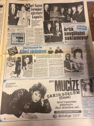 ŞEY HAFTALIK MAGAZİN GAZETESİ DOĞUM GÜNÜ HEDİYESİ  ( Turkish Newspaper ) - 17 EKİM 1987 -TAM TAKIM 12 SAYFADIR -Nigar Uluer-Hüseyin Akın Karos-Kenan Kalav-Selen Büke-Kenan Evren-Fatma Girik-Yasemin Evcim-Nazan Şoray-Turan Çevik-İbrahim Tatlıses-Derya Tuna-Zeki Müren-Sevim Tuna-Ayben Erman-Ferhunde Karaca-Orhan Mandıra-Kamil Sönmez-Nevin Akbaş-Mehmet Göl-Latif Gülaçar-Türkan Şoray-Şener Şen-Ayşegül Adlıgüzel-Kadir İnanır-Tarık Akan-Cihan Ünal-Melih Özdemiroğlu-Orhan Esen-Mine Mutlu-Kadir İnanır-Dilan-Emel Sayın-Sibel Egemen-Feri Cansel-Nalan Çöl-Çakır Gözlüm-Erol Atar-İlyas Tetik-Korkut Can-Sami Çetinkaya-Çıplak Yıldız Rezaleti-Dizi Uğruna Dişliğini Öldürdü-Büyük Nankörlüğü-Koskoca Valiyi Figüran Yaptılar-Büyük Ayıp-Kenan Evren’in Evinde Kenan Kalav Film Çevirdi-Fato Taş Gibi-Çapkın Erkeklerin Çoğu Nonoş-Bu Jeyn’e Tarzan Yasak-Perihan Abla Şakir’i Sahneye Çıkarıyor-Güldüren Doğum Günü-Tavernalar Kralına Prenses Bulunamıyor-Doğum Gününde Hastanelik Oldu-Arabesk ve Halk Müziğinde Süper Bi