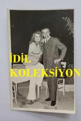 SEVTAP ÇETİNKALE'NİN ORİJİNAL 2'Lİ FOTOĞRAF SETİ - 14 x 9 cm EBADINDA - SEVTAP ÇETİNKALE, SEVGİLİSİ BÜLENT ORAL'LA BAHÇEDE HATIRA POZU VERİRKEN ÇEKİLMİŞ 2 FARKLI KARE. ŞABAN ERDEM