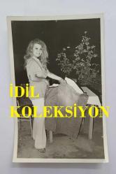 SEVTAP ÇETİNKALE'NİN ORİJİNAL 2'Lİ FOTOĞRAF SETİ - 14 x 9 cm EBADINDA - SEVTAP ÇETİNKALE, SEVGİLİSİ BÜLENT ORAL'LA BAHÇEDE HATIRA POZU VERİRKEN ÇEKİLMİŞ 2 FARKLI KARE. ŞABAN ERDEM