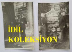 SEVTAP ÇETİNKALE'NİN ORİJİNAL 2'Lİ FOTOĞRAF SETİ - 14 x 9 cm EBADINDA - SEVTAP ÇETİNKALE, SEVGİLİSİ BÜLENT ORAL'LA BİRLİKTE MEVLANA MÜZESİ AVLUSUNDA DUA EDERKEN ve ÇEŞME ÖNÜNDE POZ VERİRKEN ÇEKİLMİŞ 2 FARKLI KARE