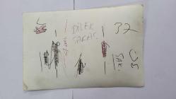 YEŞİLÇAM OYUNCUSU DİLER SARAÇ'IN ORİJİNAL FOTOĞRAFI - 18 x 12 cm EBADINDA - DİLER SARAÇ BİR FİLMDE BAŞINDA YAZMASIYLA BAKARKEN ÇEKİLMİŞ BİR KARE