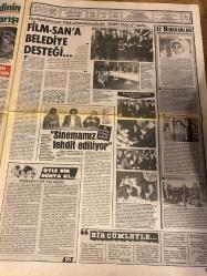 ŞEY HAFTALIK MAGAZİN GAZETESİ DOĞUM GÜNÜ HEDİYESİ  ( Turkish Newspaper ) - 27 ŞUBAT 1988 -TAM TAKIM 12 SAYFADIR -Harika Avcı-Hale Soygazi-Atıf Yılmaz-Necla Nazır-Yüksel Üzel-Nükhet Duru-Hülya Avşar-Ceylan-Nilüfer-Süreyya Duru-Orhan Gencebay-Hülya Koçyiğit-Gülşen Bubikoğlu-Belkıs Akkale-Ahmet Uluçay-Cevdet Çağla-İsmail Akçay-Gönül Tansel-Yüksel Şenel-Meral Mandıra-Mermin Denizci-Gülşen Akkaya-Fikret Hakan-Taner Akıncı-Ümit Utku-Ahmet Soner-Hasan Mutlucan-Hüseyin Can-Erkut Can-Ayhan Göncen-Meral Zeren-Emin Akçin-Nalan Taran-Şahika Tekand-Nilay Aksoy-Fatih Erkoç-Çiğdem Tunç-Emel Marsım-Bergen-Sezen Aksu-Ajda Pekkan-Nesli Şah-Zeki Müren-“Harika Avcı 88’in mayo modasının öncülüğünü yapıyor”-Cıldırtan güzel-KOM’un ithal güzellerini gölgede bıraktı-Bu yaz gözlerimiz harikalanacak-“Bu film tehlikeli”-Hem doğuracak hem doğacak-Nükhet şarap gibi-Kralicenin Derimod şıklığı-Sev beni seveyim seni “Annem”-Çapkın kuyumcu dansöz Nilüfer’i ihya etti-Süreyya Duru’nun gözleri açık gitti-Uslan artık deli