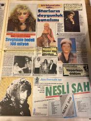 ŞEY HAFTALIK MAGAZİN GAZETESİ DOĞUM GÜNÜ HEDİYESİ  ( Turkish Newspaper ) - 27 ŞUBAT 1988 -TAM TAKIM 12 SAYFADIR -Harika Avcı-Hale Soygazi-Atıf Yılmaz-Necla Nazır-Yüksel Üzel-Nükhet Duru-Hülya Avşar-Ceylan-Nilüfer-Süreyya Duru-Orhan Gencebay-Hülya Koçyiğit-Gülşen Bubikoğlu-Belkıs Akkale-Ahmet Uluçay-Cevdet Çağla-İsmail Akçay-Gönül Tansel-Yüksel Şenel-Meral Mandıra-Mermin Denizci-Gülşen Akkaya-Fikret Hakan-Taner Akıncı-Ümit Utku-Ahmet Soner-Hasan Mutlucan-Hüseyin Can-Erkut Can-Ayhan Göncen-Meral Zeren-Emin Akçin-Nalan Taran-Şahika Tekand-Nilay Aksoy-Fatih Erkoç-Çiğdem Tunç-Emel Marsım-Bergen-Sezen Aksu-Ajda Pekkan-Nesli Şah-Zeki Müren-“Harika Avcı 88’in mayo modasının öncülüğünü yapıyor”-Cıldırtan güzel-KOM’un ithal güzellerini gölgede bıraktı-Bu yaz gözlerimiz harikalanacak-“Bu film tehlikeli”-Hem doğuracak hem doğacak-Nükhet şarap gibi-Kralicenin Derimod şıklığı-Sev beni seveyim seni “Annem”-Çapkın kuyumcu dansöz Nilüfer’i ihya etti-Süreyya Duru’nun gözleri açık gitti-Uslan artık deli
