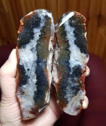 Kuvars Çekirdekli Cilalı Çubuk Akik: Koyu Mavi, Siyah ve Bal Rengi Değerli Taş - Ağırlık: 505g - Benzersiz Koleksiyonluk Nadir Parça Kütle