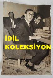 DEMOKRATİK PARTİ ESKİ GENEL BAŞKANI AHMET FERRUH BOZBEYLİ'NİN ORİJİNAL AJANS-BASIN FOTOĞRAFI - 18 x 12 EBADINDA - FERRUH BOZBEYLİ, BİR TOPLANTIDA EVRAKLARINI İNCELERKEN ÇEKİLMİŞ BİR KARE