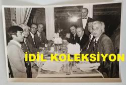 DEMOKRATİK PARTİ ESKİ GENEL BAŞKANI AHMET FERRUH BOZBEYLİ'NİN ORİJİNAL AJANS-BASIN FOTOĞRAFI - 18 x 12 EBADINDA - FERRUH BOZBEYLİ, MİLLETVEKİLİ ADAYLARINA VERDİĞİ AKŞAM YEMEĞİNDE ÖMÜR RESTAURANT'TA TOPLUCA HATIRA POZU VERİRKEN ÇEKİLMİŞ BİR KARE, 10 MAYIS 1977