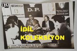 DEMOKRATİK PARTİ ESKİ GENEL BAŞKANI AHMET FERRUH BOZBEYLİ'NİN ORİJİNAL AJANS-BASIN FOTOĞRAFI - 18 x 12 EBADINDA - FERRUH BOZBEYLİ, KURMAYLARIYLA BİRLİKTE BASIN TOPLANTISI DÜZENLERKEN ÇEKİLMİŞ BİR KARE