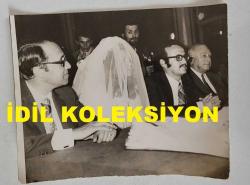 DEMOKRATİK PARTİ ESKİ GENEL BAŞKANI AHMET FERRUH BOZBEYLİ'NİN ORİJİNAL AJANS-BASIN FOTOĞRAFI - 15 x 12 EBADINDA - FERRUH BOZBEYLİ, NİKAH ŞAHİTLİĞİ YAPTIĞI BİR NİKAH TÖRENİNDE GELİN ve DAMATLA YAN YANA OTURURKEN ÇEKİLMİŞ BİR HATIRA FOTOĞRAFI, 9 AĞUSTOS 1973