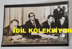 DEMOKRATİK PARTİ ESKİ GENEL BAŞKANI AHMET FERRUH BOZBEYLİ'NİN ORİJİNAL AJANS-BASIN FOTOĞRAFI - 18 x 12 EBADINDA - FERRUH BOZBEYLİ, SADETTİN BİLGİÇ İLE BASIN TOPLANTISI DÜZENLERKEN ÇEKİLMİŞ BİR KARE, 25 EYLÜL 1974