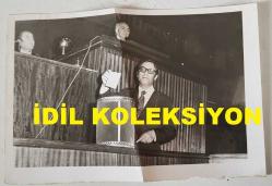 DEMOKRATİK PARTİ ESKİ GENEL BAŞKANI AHMET FERRUH BOZBEYLİ'NİN ORİJİNAL AJANS-BASIN FOTOĞRAFI - 18 x 12 EBADINDA - FERRUH BOZBEYLİ, MECLİS KÜRSÜSÜNDEN KONUŞMA YAPARKEN ÇEKİLMİŞ BİR KARE