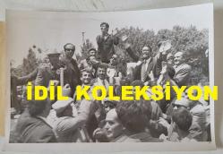 DEMOKRATİK PARTİ ESKİ GENEL BAŞKANI AHMET FERRUH BOZBEYLİ'NİN ORİJİNAL AJANS-BASIN FOTOĞRAFI - 18 x 12 EBADINDA - FERRUH BOZBEYLİ, YURT GEZİSİNDEKİ DURAKLARINDAN BİRİ OLAN KONYA'DA KENDİSİNİ TRAKTÖRLERLE KARŞILAYAN TOPLULUĞU SELAMLARKEN ÇEKİLMİŞ BİR KARE, TEMMUZ 1973