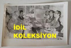 DEMOKRATİK PARTİ ESKİ GENEL BAŞKANI AHMET FERRUH BOZBEYLİ'NİN ORİJİNAL AJANS-BASIN FOTOĞRAFI - 18 x 12 EBADINDA - FERRUH BOZBEYLİ, DEMOKRATİK PARTİ DİVANINDA KONUŞMA YAPARKEN ÇEKİLMİŞ BİR KARE, 7 AĞUSTOS 1974