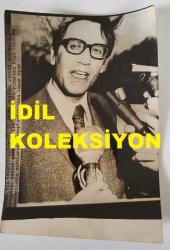 DEMOKRATİK PARTİ ESKİ GENEL BAŞKANI AHMET FERRUH BOZBEYLİ'NİN ORİJİNAL AJANS-BASIN FOTOĞRAFI - 18 x 12 EBADINDA - FERRUH BOZBEYLİ, CUMHURBAŞKANI CEVDET SUNAY'LA YAPTIĞI GÖRÜŞMENİN ARDINDAN ÇIKIŞTA MASUN AÇIKLAMASI YAPARKEN ÇEKİLMİŞ BİR KARE