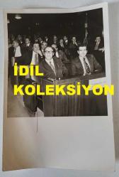 DEMOKRATİK PARTİ ESKİ GENEL BAŞKANI AHMET FERRUH BOZBEYLİ'NİN ORİJİNAL AJANS-BASIN FOTOĞRAFI - 18 x 12 EBADINDA - FERRUH BOZBEYLİ, MECLİSTEKİ SIRASINDAN OTURUMU TAKİP EDERKEN YAPARKEN ÇEKİLMİŞ BİR KARE