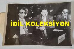 DEMOKRATİK PARTİ ESKİ GENEL BAŞKANI AHMET FERRUH BOZBEYLİ'NİN ORİJİNAL AJANS-BASIN FOTOĞRAFI - 18 x 12 EBADINDA - FERRUH BOZBEYLİ, FAHRİ KORUTÜRK'UN CUMHURBAŞKANI SEÇİLDİĞİ SEÇİMDE MECLİS SIRASINDAN GELİŞMELERİ TAKİP EDERKEN ÇEKİLMİŞ BİR KARE, NİSAN 1973