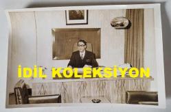 DEMOKRATİK PARTİ ESKİ GENEL BAŞKANI AHMET FERRUH BOZBEYLİ'NİN ORİJİNAL AJANS-BASIN FOTOĞRAFI - 18 x 12 cm EBADINDA - FERRUH BOZBEYLİ, BÜROSUNDA ÇALIŞMA MASASINDA OTURURKEN ÇEKİLMİŞ BİR KARE, 25 ŞUBAT 1971