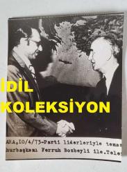 DEMOKRATİK PARTİ ESKİ GENEL BAŞKANI AHMET FERRUH BOZBEYLİ'NİN ORİJİNAL AJANS-BASIN FOTOĞRAFI - 12 x 10 cm EBADINDA - FERRUH BOZBEYLİ ve CUMHURBAŞKANI FAHRİ KORUTÜRK TOKALAŞIRLARKEN ÇEKİLMİŞ BİR KARE, NİSAN 1973