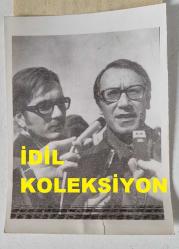 DEMOKRATİK PARTİ ESKİ GENEL BAŞKANI AHMET FERRUH BOZBEYLİ'NİN ORİJİNAL AJANS-BASIN FOTOĞRAFI - 12 x 9 cm EBADINDA - FERRUH BOZBEYLİ, CUMHURBAŞKANI FAHRİ KORUTÜRK'LE YAPTIĞI GÖRÜŞME SONRASINDA BASIN AÇIKLAMASI YAPARKEN ÇEKİLMİŞ BİR KARE, 9 KASIM 1973