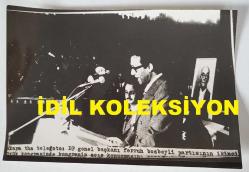 DEMOKRATİK PARTİ ESKİ GENEL BAŞKANI AHMET FERRUH BOZBEYLİ'NİN ORİJİNAL AJANS-BASIN FOTOĞRAFI - 18 x 12 cm EBADINDA - FERRUH BOZBEYLİ, PARTİNİN İKİNCİ BÜYÜK KONGRESİNDE KONUŞMA YAPARKEN ÇEKİLMİŞ BİR KARE