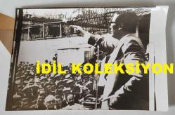 DEMOKRATİK PARTİ ESKİ GENEL BAŞKANI AHMET FERRUH BOZBEYLİ'NİN ORİJİNAL AJANS-BASIN FOTOĞRAFI - 18 x 12 cm EBADINDA - FERRUH BOZBEYLİ, ORDU'DA DÜZENLEDİĞİ MİTİNG SIRASINDA HALKA KONUŞMA YAPARKEN ÇEKİLMİŞ BİR KARE