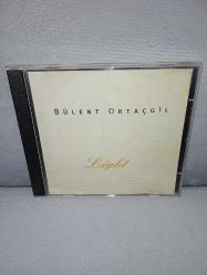 Cd Bülent Ortaçgil Light albümü. Orijinal. Sarı bandrollü dönem baskı albüm. Kartonetin 2 sayfası eksik, dinlemeyi etkilemeyen yoğun çizikler var. Baştan sona sorunsuz çalışıyor