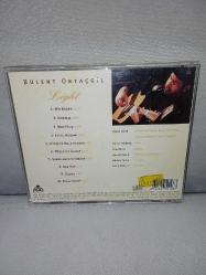Cd Bülent Ortaçgil Light albümü. Orijinal. Sarı bandrollü dönem baskı albüm. Kartonetin 2 sayfası eksik, dinlemeyi etkilemeyen yoğun çizikler var. Baştan sona sorunsuz çalışıyor