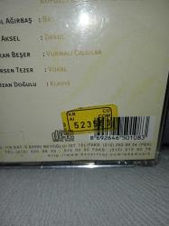 Cd Bülent Ortaçgil Light albümü. Orijinal. Sarı bandrollü dönem baskı albüm. Kartonetin 2 sayfası eksik, dinlemeyi etkilemeyen yoğun çizikler var. Baştan sona sorunsuz çalışıyor