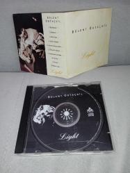 Cd Bülent Ortaçgil Light albümü. Orijinal. Sarı bandrollü dönem baskı albüm. Kartonetin 2 sayfası eksik, dinlemeyi etkilemeyen yoğun çizikler var. Baştan sona sorunsuz çalışıyor
