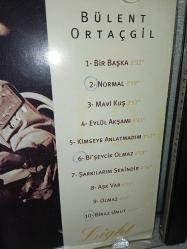 Cd Bülent Ortaçgil Light albümü. Orijinal. Sarı bandrollü dönem baskı albüm. Kartonetin 2 sayfası eksik, dinlemeyi etkilemeyen yoğun çizikler var. Baştan sona sorunsuz çalışıyor