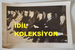 DEMOKRATİK PARTİ ESKİ GENEL BAŞKANI AHMET FERRUH BOZBEYLİ'NİN ORİJİNAL AJANS-BASIN FOTOĞRAFI - 18 x 12 cm EBADINDA - FERRUH BOZBEYLİ, PROTOKOLDEKİ YERİNİ ALIP DİYANETTEN BİR YETKİLİNİN YANINDA OTURURKEN ÇEKİLMİŞ BİR KARE