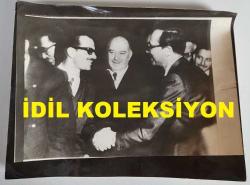 DEMOKRATİK PARTİ ESKİ GENEL BAŞKANI AHMET FERRUH BOZBEYLİ'NİN BÜYÜK BOY ORİJİNAL AJANS-BASIN FOTOĞRAFI - 24 x 18 cm EBADINDA - FERRUH BOZBEYLİ, MECLİSTE PARTİLİLERLE TOKALAŞIRKEN ÇEKİLMİŞ BİR KARE