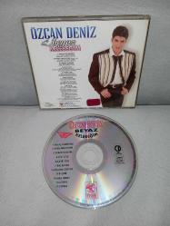 CD Özcan Deniz Beyaz kelebeğim albümü. Orijinal kırmızı bandrollü dönem baskı albüm. ön kartoneti yok. disk 10 üzerinden 9,5 sorunsuz çalışıyor.