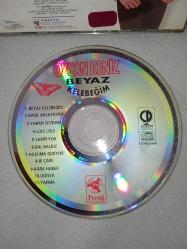 CD Özcan Deniz Beyaz kelebeğim albümü. Orijinal kırmızı bandrollü dönem baskı albüm. ön kartoneti yok. disk 10 üzerinden 9,5 sorunsuz çalışıyor.