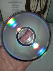 CD Özcan Deniz Beyaz kelebeğim albümü. Orijinal kırmızı bandrollü dönem baskı albüm. ön kartoneti yok. disk 10 üzerinden 9,5 sorunsuz çalışıyor.