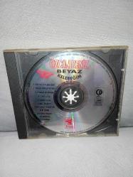 CD Özcan Deniz Beyaz kelebeğim albümü. Orijinal kırmızı bandrollü dönem baskı albüm. ön kartoneti yok. disk 10 üzerinden 9,5 sorunsuz çalışıyor.