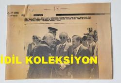 TÜRKİYE CUMHURİYETİ 9. CUMHURBAŞKANI SÜLEYMAN DEMİREL'İN AJANS-BASIN FOTOĞRAFI (KAĞIT BASKI) - 21 x 15 cm EBADINDA - SÜLEYMAN DEMİREL, İRAN GEZİSİNE GİDERKEN DIŞİŞLERİ BAKANI HİKMET ÇETİN'LE HAVA LİMANINDA TOKALAŞTIĞI ANDA ÇEKİLMİŞ BİR KARE, 1994