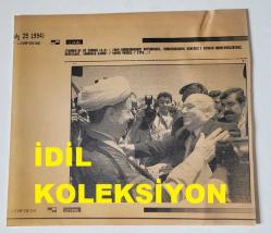 TÜRKİYE CUMHURİYETİ 9. CUMHURBAŞKANI SÜLEYMAN DEMİREL'İN AJANS-BASIN FOTOĞRAFI (KAĞIT BASKI) - 18 x 16 cm EBADINDA - SÜLEYMAN DEMİREL, İRAN ZİYARETİNDE İRAN CUMHURBAŞKANI HAŞİMİ RAFSANCANİ TARAFINDAN KARŞILANIRKEN ÇEKİLMİŞ BİR KARE, 1994