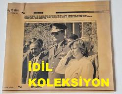 TÜRKİYE CUMHURİYETİ 9. CUMHURBAŞKANI SÜLEYMAN DEMİREL'İN İRAN ZİYARETİ GİDİŞİNDE HAVA LİMANINDA ÇEKİLMİŞ AJANS-BASIN FOTOĞRAFI (KAĞIT BASKI) - 21 x 19 cm EBADINDA - SÜLEYMAN DEMİREL, İRAN ZİYARETİNE GİDERKEN KENDİSİNİ UĞURLAYAN BAŞBAKAN TANSU ÇİLLER, DIŞİŞLERİ BAKANI HİKMET ÇETİN ve GENELKURMAY BAŞKANI ORGENERAL DOĞAN GÜREŞ YAN YANA DURURLARKEN ÇEKİLMİŞ BİR KARE. 1994