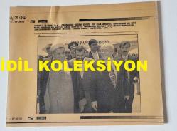 TÜRKİYE CUMHURİYETİ 9. CUMHURBAŞKANI SÜLEYMAN DEMİREL'İN AJANS-BASIN FOTOĞRAFI (KAĞIT BASKI) - 21 x 17 cm EBADINDA - SÜLEYMAN DEMİREL, İRAN ZİYARETİNDE İRAN CUMHURBAŞKANI HAŞİMİ RAFSANCANİ TARAFINDAN KARŞILANIRKEN ÇEKİLMİŞ BİR KARE, 1994