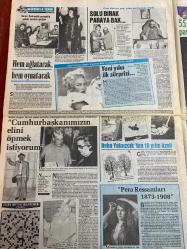 ŞEY HAFTALIK MAGAZİN GAZETESİ DOĞUM GÜNÜ HEDİYESİ  ( Turkish Newspaper ) - 30 ARALIK 1989 -TAM TAKIM 10 SAYFADIR -Seren Serengil-Hülya Avşar-Kenan Evren-Bedrettin Dalan-Nurdan Erçin-Derya Baykal-Seda Sayan-Neslihan Acar-Serpil Çakmaklı-Cem Karaca-Sibel Egemen-Muzaffer İlkar-Reha Yalnızcık-Nejat Uygur-Sevda Demirel-Müjde Ar-Uğur Yücel-Kadir İnanır-Zuhal Olcay-Sezen Aksu-Ferhan Şensoy-Yavuz Özkan-Neslihan Acar-Ajda Pekkan-Catherine Deneuve-Müjde Ar-Hülya Avşar-Yasemin Evcim-Havva Kopan-Levent Kırca-Nükhet Duru-Necdet Tosun-Nejat Uygur-Gülderen Erden-Müjde Ar-Kibariye-Kuyruk Dede-Ceylan-Abdurrahman Palay-Mehtap Ar-Kadir İnanır-Nurdan Erçin-Derya Arbaş-Osman Yağmurdereli-Bülent Ersoy-Ayşen Gruda-Meral Konrat-Mine Koşan-Bebek yüzlü şeytan-Dalan’la önce ben yıkandım-Ne sihirdir ne keramet-Ekran arkasında rezalet-Hem ağlatacak hem oynatacak-Solu bırak paraya bak-Yeni yılın ilk sürprizi-Cumhurbaşkanımızın elini öpmek istiyorum-Pera ressamları 1873-1908-Tehlikeli ortaklık-Sert erkeği yumuşattıl