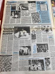 ŞEY HAFTALIK MAGAZİN GAZETESİ DOĞUM GÜNÜ HEDİYESİ  ( Turkish Newspaper ) - 28 EKİM 1989 -TAM TAKIM 10 SAYFADIR -Nil Ünal-Dansöz Mehtap-Bahar Öztan-Meral Oğuz-Hülya Avşar-Tamer Taylan-Sezer Güvenirgil-Hülya Sözer-Leyla Adalı-Müjde Ar-Müjde Arın-Müjde Arın ve Leyla Adalı-Arif-Sibel Can-Coşkun Sabah-Hüseyin Turkoğlu-Ruhi Su-Zülfü Livaneli-Şirin Devrim-Yaşar Kemal-Filiz Otyam-Adnan Turani-Mustafa Ayaz-Çiğdem Selışık-Nurhan Atasoy-Ayşe Egemen-Ayşe Egesoy-Sevtap Deniz-Coşkun Sabah-Hayalet Adam-Mehtap Ar-Semra Dündar-Çiğdem Mehn-Harika Avcı-Lenny-Bel kıs Akkale-Hülya Avşar-Hüner Coşkuner-Nükhet Duru-Ajda Pekkan-Müjde Ar-Osman Şanlıer-Ahu Tuğba-Filiz Taçbaş-Serpil Örümcer-Meral Zerem-Aydın Başak Gürsoy-Osman Güngör-Ada Amon-Sevgi Ece-Hülya Sözer-Müjde Arın-Haftanın Bulmacası-Şükrü Karaca karikatürü-Milliyetten çizer-İnleten güzeller-Gündüz işte gece aşkta-Bir garip ilişki-Bahar’ın başına portakal vurdu-Aşkının bedelini ödüyor-Bursalı çapkın işbaşında-Sezen’i kandırdılar-Şifalı sular yaramış-Bu