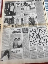 ŞEY HAFTALIK MAGAZİN GAZETESİ DOĞUM GÜNÜ HEDİYESİ  ( Turkish Newspaper ) - 8 EKİM 1988 -TAM TAKIM 12 SAYFADIR -Banu Alkan-Halit Narin-Nazan Şoray-Sevtap Parman-Emel Sayın-Cihaner Dericilik-Gönül Yazar-Ferdi Özbeğen-Zafir Seba-Devran Çağlar-Barış Manço-Orhan Gencebay-Timur Selçuk-Tayfun Türkili-Yüksel Uzel-Nebahat Çehre-Hakan Aslan-Meral Oğuz-Bahar Öztan-Hülya Avşar-Müjde Ar-Zeki Müren-Hüseyin Turkoğlu-Yaşar Kemal-Zülfü Livaneli-Şirin Devrim-Çiğdem Selışık-Ayşe Egemen-Yaşar Güçlü-Coşkun Sabah-Çiğdem Talu-Fulden Uras-Ferdi Tayfur-Ahmet Selçuk İlkan-Nigar Uluerler-Zerrin Özer-Tülay Özer-Nuray Hafiftaş-Menekşe Gözlü-Atilla Atasoy-Kadir İnanır-Hülya Avşar-Nilüfer Öz-Gıcık-Üçlü rezalet-Gösteremlik anne-Son koca adayı-Gel mayonla kravatını al-Emel Sayın’ın cücelik korkusu-Deri modasında Cihaner damgası-Yaktın bizi AET-Banu’ya teselli kaseti-Arşimet Kanunu’na meydan okuyan sihirbaz-İşi falla kalmış-Başkent’te dişi geceler-Şeker oğlan-Karşıma Batı müziği değil benim müziğimi bileni çıkarsınlar-