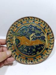 T15----ANTİK YUNAN TASVİRLİ PİRİNÇ DUVAR TABAĞI