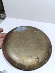 T15----ANTİK YUNAN TASVİRLİ PİRİNÇ DUVAR TABAĞI