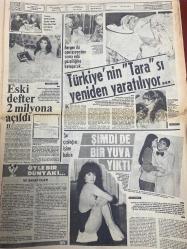 ŞEY HAFTALIK MAGAZİN GAZETESİ DOĞUM GÜNÜ HEDİYESİ  ( Turkish Newspaper ) - 14 MAYIS 1984 -TAM TAKIM 12 SAYFADIR -Seda Sayan-Türkan Şoray-Deniz Akbulut-Mine Soley-Emel Sayın-Beyhan Baysal-Ümit Tokcan-Prenses Banu-Serpil Nur-Mine Zeren-Vahdet Vural-Filiz Fersan-Mehtap Deniz-Behiye Erkasoy-Neriman Bayındır-Samime Sanay-Huysuz Virjin-Semra Türel-Kıvanç Sunar-Sibel Egemen-Nükhet Duru-Semra Dinçer-Kadir İnanır-Hülya Avşar-Müjdat Gezen-Müge Anlı-Mahmut Tuncer-Oya Peri-Bergen-Ahmet Ali Erbil-Muhittin Erbil-Hayri Caner-Faik Zambak-Müslüm Gürses-Muazzez Abacı-Parla Şenol-Hayko-Parla Şenol-Fatma Belgen-Orhan Gencebay-Mahşup Arif-Mahşup Arif’in eşi-Orhan Gencebay’ın eski eşi Azize Gencebay-Bülent Kınay-Cumali Balcı-Gıcık-Leyleğin getirdiği bebek-Umut bu arabada-Diplomasi rafa kalktı-Müslüm Gürses yuhalandı-Muazzez de bir yuva yıkıyor-Her gece patlatıyor-Pavyona düştü-Kadro dışı kaldı ava çıktı-İnşallah şansını iyi kullanır-Sokak ortasında kadın sattılar-Soyunarak reform yaptı-Türkan Şoray 5 ay son
