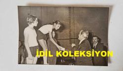 SODEP GENEL BAŞKANLIĞI, MALATYA BELEDİYE BAŞLANLIĞI, TEKİRDAĞ ve GAZİANTEP VALİLİĞİ YAPMIŞ OLAN CEZMİ KARTAY'IN ORİJİNAL 4'LÜ FOTOĞRAF SETİ - 14 x 9 cm EBADINDA - CEZMİ KARTAY, TEKİRDAĞ VALİSİ OLDUĞU DÖNEMDE DÜZENLENEN BÜYÜK ATATÜRK KOŞULARINDA DERECE YAPAN ÖĞRENCİLERE MADALYALARINI TAKARKEN ÇEKİLMİŞ 4 FARKLI KARE