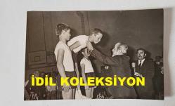 SODEP GENEL BAŞKANLIĞI, MALATYA BELEDİYE BAŞLANLIĞI, TEKİRDAĞ ve GAZİANTEP VALİLİĞİ YAPMIŞ OLAN CEZMİ KARTAY'IN ORİJİNAL 4'LÜ FOTOĞRAF SETİ - 14 x 9 cm EBADINDA - CEZMİ KARTAY, TEKİRDAĞ VALİSİ OLDUĞU DÖNEMDE DÜZENLENEN BÜYÜK ATATÜRK KOŞULARINDA DERECE YAPAN ÖĞRENCİLERE MADALYALARINI TAKARKEN ÇEKİLMİŞ 4 FARKLI KARE